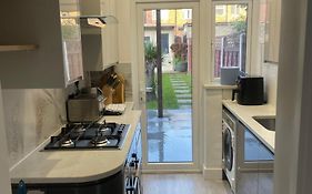 Modern Home With Driveway Parking For 2 Vehicles, Near Tottenham Hotspur Stadium, White Hart Lane Train Station